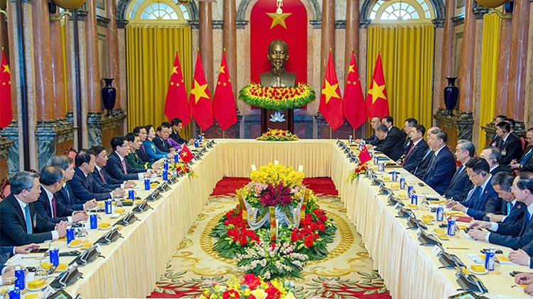 Leaders of Vietnam and China affirm resolve to deepen strategic partnership